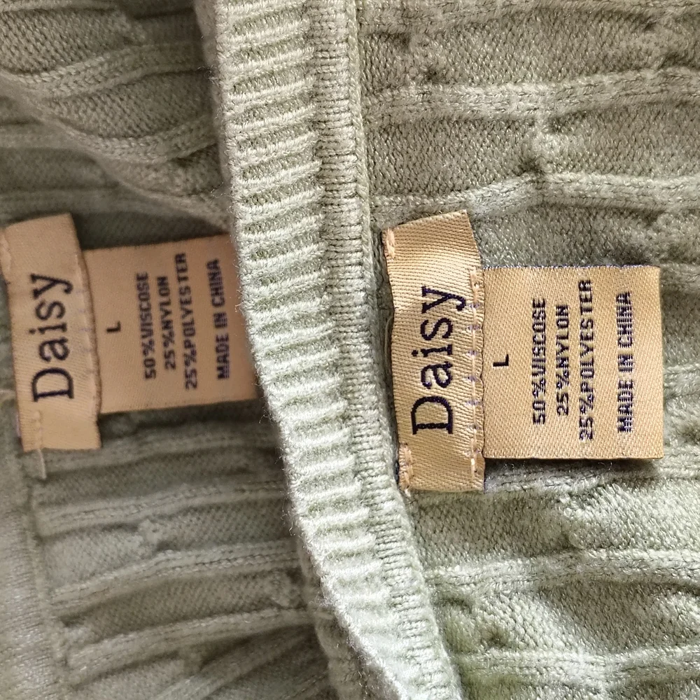 Daisy Green Cable Knit Sweater & Leggings Set Size L – Like New